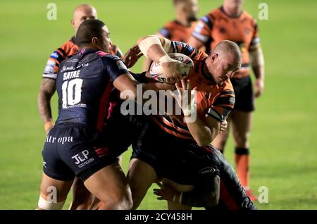 Le Grant Millington (au centre) de Castleford Tigers est abordé par Tevita Satae (à gauche) du FC Hull et Jordan Johnstone lors du match de la Super League de Betfred au stade de la jungle de mend-A-boat, à Castleford. Banque D'Images