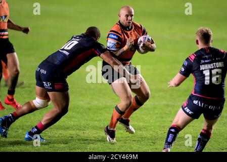 Le Nathan Massey (au centre) de Castleford Tigers est abordé par Tevita Satae (à gauche) du FC Hull et Jordan Johnstone lors du match de la Super League de Betfred au stade de la jungle de la mid-A-loose, à Castleford. Banque D'Images