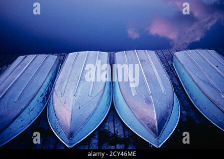 ANNÉES 1990 QUATRE BATEAUX EN ALUMINIUM SE SONT RETOURNÉS SUR DOCK LAKE GEORGE NEW YORK - KC12086 JAC003 HARS RÊVE D'UN GRAND ANGLE LOISIRS LOISIRS PARALLÈLE NORD-EST DIRECTION NEW YORK LIGNES D'ÉTAT PAISIBLE BARQUES TOURNA LE MILIEU DE L'ATLANTIQUE CONCEPTUEL NEW YORK RÉCRÉATION NAVIGATION DE PLAISANCE ENCORE LA VIE BATEAU ALUMINIUM CALME SKIFF LAKE GEORGE HULL IDÉES CÔTÉ SEREIN EN FACE À L'ENVERS Banque D'Images