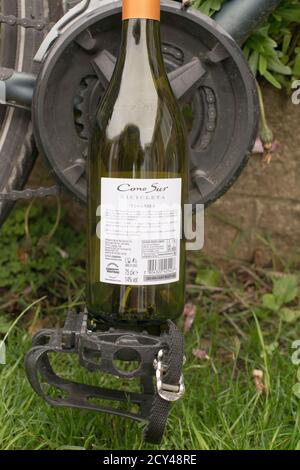 Bouteille de vin avec lable célébrant l'utilisation des bicyclettes dans le vignoble vigneron, réduisant son empreinte carbone. Banque D'Images