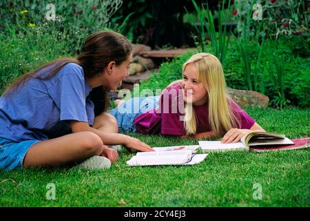 ANNÉES 1990 DEUX JEUNES FILLES SOURIANTES, ALLONGÉES DANS UNE COUR HERBEUSE LIVRES SCOLAIRES OUVERTS ÉTUDIER ET PARLER - KJ13503 WAL004 HARS SUBURBAN COULEUR ÉTUDE VIEUX TEMPS OCCUPÉ NOSTALGIE VIEILLE SOEUR DE MODE 1 JEUNE COUR STYLE COMMUNICATION BLONDE AMI TRAVAIL D'ÉQUIPE MEILLEURE INFORMATION HEUREUX JOIE STYLE DE VIE SATISFACTION FEMMES ACCUEIL VIE COPIE ESPACE PERSONNES ENFANTS AMITIÉ DEMI-PERSONNES ADOLESCENTES FILLES FRÈRES ET SŒURS BRUNETTE ÉCOLES BUZZ BONHEUR GAI ET LA CONNAISSANCE DE RÉSEAUTAGE BUSYBODY DIRE LE LYCÉE LES FRÈRES SOURIRES HISTOIRES ÉTUDES LYCÉES CONNEXION AMICALE HERBEUX JOYEUSE TATTLER OUÏ-DIRE ADOLESCENT Banque D'Images