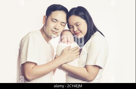 La famille asiatique heureuse de mère père et de bébé fils dans le studio de tournage portrait embrasser ensemble sourire avec les yeux fermés. La famille et la famille Banque D'Images