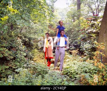 FAMILLE AFRO-AMÉRICAINE DES ANNÉES 1970 MARCHANT DANS LA MÈRE DE WOODLAND NATURE TRAIL PARK PÈRE FILLE ET FILS SUR LES ÉPAULES DE DAD - KJ5232 PHT001 PAIRE HARS 4 COULEUR SUBURBAINE MÈRES VIEILLE NOSTALGIE FRÈRE VIEILLE MODE SOEUR 1 ENFANT STYLE FILS FAMILLES JOIE SATISFACTION DE STYLE DE VIE FILLES FRÈRES RURAUX SAINTETÉ NATURE COPIE ESPACE AMITIÉ PLEINE LONGUEUR FEMMES FILLES PERSONNES INSPIRATION HOMMES FRÈRES ET SŒURS PÈRES TEMPS D'ÉTÉ BONHEUR BIEN-ÊTRE AVENTURE AFRO-AMÉRICAINS AFRO-AMÉRICAIN ET DADS LOISIRS DE FAIBLE ANGLE RACE NOIRE FIERTÉ DE L'ETHNICITÉ LIEN FRÈRE/SŒUR JEUNES MAMANS DÉTENTE Banque D'Images