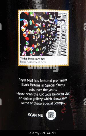 Une boîte postale du Royal Mail de l'époque du règne du roi George VI à Brixton, dans le sud de Londres, a été peinte dans le cadre du mois de l'histoire des Noirs en octobre. Elle est l'une des quatre autres à avoir été peinte à Glasgow, Belfast et Cardiff. Il présente « Queuing at the RA » de l'artiste britannique-nigérian Yinka Shonibare, l'un des six artistes qui ont été commandés par le Royal Mail pour produire des œuvres originales pour un ensemble de timbres spéciaux émis pour marquer le 250e anniversaire de la Royal Academy (RA). Banque D'Images