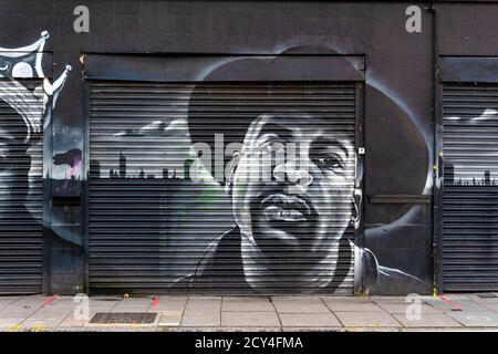 Hommage au musicien et DJ américain du groupe hip hop Run-D.M.C, Jason William Mizell, mieux connu sous le nom de Jam Master Jay.Chip Shop BXTN, est un magasin de jetons Hip Hop situé à l'angle de Coldport Lane et Atlantic Road à Brixton, Londres, qui sert de la nourriture, musique et accueille des événements en direct. Banque D'Images