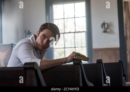 Le diable tout le temps est un thriller psychologique américain de 2020 qui examine les thèmes du mal, de la religion, et de l'abus de pouvoir dans les petites villes rurales de l'Amérique. Il est basé sur le roman du même nom de Donald Ray Pollock, qui sert également de narrateur du film. Cette photographie est à usage éditorial exclusif et est le droit d'auteur de la compagnie de film et/ou le photographe assigné par la compagnie de film ou de production et ne peut être reproduite que par des publications en conjonction avec la promotion du film ci-dessus. Un crédit obligatoire pour la société de cinéma est requis. Le photographe doit également être un bon de crédit Banque D'Images