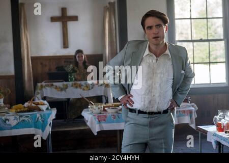 Le diable tout le temps est un thriller psychologique américain de 2020 qui examine les thèmes du mal, de la religion, et de l'abus de pouvoir dans les petites villes rurales de l'Amérique. Il est basé sur le roman du même nom de Donald Ray Pollock, qui sert également de narrateur du film. Cette photographie est à usage éditorial exclusif et est le droit d'auteur de la compagnie de film et/ou le photographe assigné par la compagnie de film ou de production et ne peut être reproduite que par des publications en conjonction avec la promotion du film ci-dessus. Un crédit obligatoire pour la société de cinéma est requis. Le photographe doit également être un bon de crédit Banque D'Images