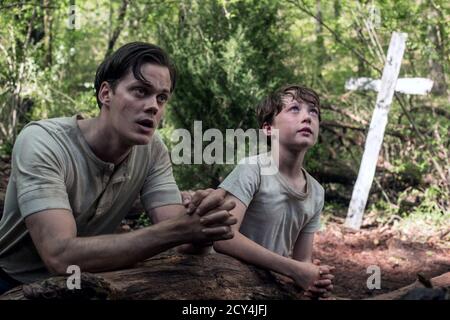 Le diable tout le temps est un thriller psychologique américain de 2020 qui examine les thèmes du mal, de la religion, et de l'abus de pouvoir dans les petites villes rurales de l'Amérique. Il est basé sur le roman du même nom de Donald Ray Pollock, qui sert également de narrateur du film. Cette photographie est à usage éditorial exclusif et est le droit d'auteur de la compagnie de film et/ou le photographe assigné par la compagnie de film ou de production et ne peut être reproduite que par des publications en conjonction avec la promotion du film ci-dessus. Un crédit obligatoire pour la société de cinéma est requis. Le photographe doit également être un bon de crédit Banque D'Images