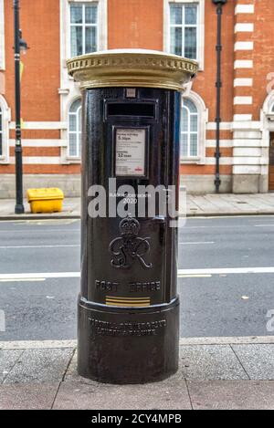 Londres, Royaume-Uni. 1er octobre 2020. Une boîte postale du Royal Mail de l'époque du règne du roi George VI à Brixton, dans le sud de Londres, a été peinte dans le cadre du mois de l'histoire des Noirs en octobre. Elle est l'une des quatre autres à avoir été peinte à Glasgow, Belfast et Cardiff. Il présente 'Queuing at the RA' de l'artiste britannique-nigérian Yinka Shonibare, l'un des six artistes qui ont été commandés par le Royal Mail pour produire des œuvres originales pour un ensemble de timbres spéciaux émis pour marquer le 250e anniversaire de la Royal Academy Credit: Dave Rushen/SOPA Images/ZUMA Wire/Alay Live News Banque D'Images