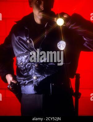 POLICIER DES ANNÉES 1990 MAIN SUR LE CANON AVEC LAMPE DE POCHE POINTÉE À LA CAMÉRA ARRIÈRE-PLAN ROUGE - KP6063 DEL003 HARS COPY SPACE DEMI-LONGUEUR PERSONNES DANGER HOMMES RISQUE ORDRE PROFESSION AGENT GOUVERNEMENT COP CONTACT VISUEL COMPÉTENCE OCCUPATION PROTÉGER LES COMPÉTENCES LAMPE DE POCHE DÉCOUVERTE DANGEREUSE PROTECTION COURAGE ET CARRIÈRES AUTORITÉ DU TRAVAIL DÉSIGNÉE EMPLOI PROFESSIONS UNIFORMES CONCEPT PATROUILLE CONCEPTUELLE LES OFFICIERS DES EMPLOYÉS POLICIERS COPS ARME À FEU ARME À FEU INSIGNE D'HOMME MI-ADULTE BADGES D'ORIGINE ETHNIQUE CAUCASIENNE LAPIÇANT À L'ANCIENNE Banque D'Images