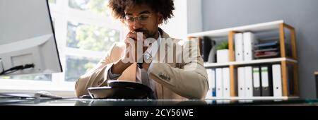 Téléphone fixe d'attente afro-américain au bureau Banque D'Images