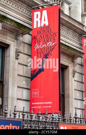 Londres, Royaume-Uni. 1er octobre 2020. Publicité de bannière pour la première fois dans l'histoire une exposition d'été de l'Académie royale des arts tombera en hiver.la RA dire l'été est un état d'esprit, pas un temps de l'année; L'exposition a la myriade d'œuvres de noms de famille et d'artistes émergents dans ce qu'ils appellent un joyeux festival d'art. le festival se déroule du 6 octobre 2020 au 3 janvier 2021. Crédit : Dave Rushen/SOPA Images/ZUMA Wire/Alay Live News Banque D'Images