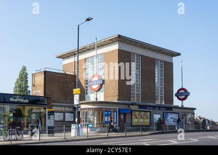 Station de métro Rayners Lane, Alexandra Avenue, Rayners Lane, London Borough of Harrow, Greater London, Angleterre, Royaume-Uni Banque D'Images