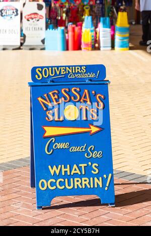 Panneau 'Nessa's slots' à l'extérieur de l'arcade de jeux sur la promenade, Barry Island, Barry (y Barri), Vale of Glamorgan, pays de Galles, Royaume-Uni Banque D'Images