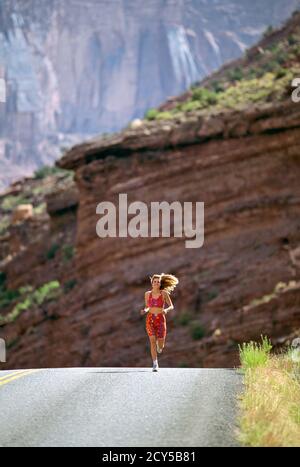 FEMME DES ANNÉES 1990 QUI FAIT DU JOGGING SEUL SUR LE CÔTÉ DE LA ROUTE, VÊTUE DE ROUGE TENUE SOURIANTE - KS34151 WAL004 HARS VIEUX TEMPS NOSTALGIE VIEUX MODE 1 FIN FORME PHYSIQUE DOUCE BIEN STYLE SAIN JEUNE ADULTE MOUVEMENT AJUSTEMENT PORTER JOIE STYLE DE VIE SURFACE FEMMES RURAL GROGNUP MOUVEMENT SANTÉ NATURE COPIE ESPACE PLEIN-LONGUEUR AUTOROUTE FEMMES PHYSIQUE PERSONNES DE FORME PHYSIQUE PITTORESQUE ENSOLEILLÉ DÉPLACER PROFITER DE L'ŒIL DE CONTACT DE L'ÉNERGIE LIBERTÉ ACTIVITÉ BONHEUR LUMINEUX BIEN-ÊTRE GAI AVENTURE AÉROBIE FLEXIBLE BASKET-LOISIRS EXERCICE AÉROBIE EFFORT DÉLICAT QUALITÉ TEMPS RÉCRÉATION DANS LA FORMATION FÉMININE RAVIE JOGGING QUALITÉ JOG MOTION BLUR FORMATION DE ROCHES Banque D'Images