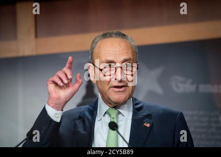 Washington, États-Unis d'Amérique. 1er octobre 2020. Le leader minoritaire du Sénat Chuck Schumer, de New York, tient une conférence de presse au Capitole des États-Unis à Washington, DC., le jeudi 1er octobre 2020. Credit: Rod Lamkey/CNP | usage dans le monde crédit: dpa/Alay Live News Banque D'Images