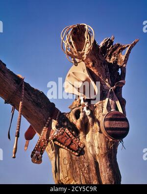 ANNÉES 1960 ENCORE VIE DE TV COWBOY GEAR LARIAT CANON UN ÉTUI EN CUIR AVEC OUTILS STIMULE LA CANTINE CHAPEAU FOUET SUSPENDU SUR LE COFFRE D'ARBRE MORT - KS9053 PHT001 HARS ET ANGLE BAS PROFESSIONS STETSON CONCEPT CONCEPTUEL ENCORE LA VIE WHIP TIREUR CANAUX SYMBOLIQUES CONCEPTS ARMES À FEU LARIAT PISTOLET À COUPS D'OUTILS A RÉSISTÉ À L'ANCIEN ICONIQUE REPRÉSENTATION À LA MODE Banque D'Images