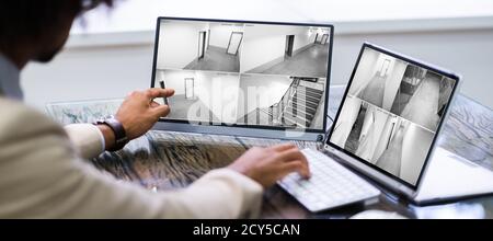 Garde de sécurité regardant les vidéos de vidéosurveillance Banque D'Images