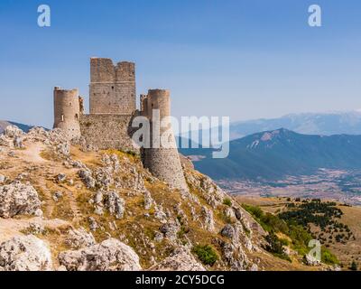 Vue évocatrice des ruines de Rocca Calascio, ancienne forteresse médiévale dans le parc national de Gran Sasso, région des Abruzzes, Italie Banque D'Images