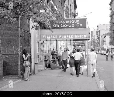 ANNÉES 1960 GREENWICH VILLAGE VILLE SCÈNE DE RUE GROUPE DE JEUNES ADULTES EN MARCHANT LE LONG DE L'OIGNON VIOLET UN CÉLÈBRE GO-GO BAR NYC USA - R20867 HAR001 HARS COPY SPACE FEMMES PERSONNES VILLAGE GO ÉTATS-UNIS D'AMÉRIQUE HOMMES PIÉTONS DIVERTISSEMENT B&W AMÉRIQUE DU NORD LIBERTÉ AMÉRIQUE DU NORD GRAND ANGLE TENTATION RÊVES VIOLET OIGNON DE LOISIRS LE LONG DE CHOIX EXTÉRIEUR CÉLÈBRE RÉCRÉATION GOTHAM DIRECTION PAR OPPORTUNITÉ LE NYC PASSÉ CONNEXION GREENWICH NOUVEAU CONCEPTUEL LES VILLES DE YORK TEENED NEW YORK CITY DISCOTHÈQUE RELAXATION TOGETHNESS NOIR ET BLANC GO-GO HAR001 OLD FASHIONED Banque D'Images