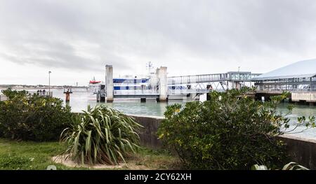 Fromentine, Vendée, France - 28 septembre 2020 : ferry en attente pour les passagers au terminal de ferry de Fromentine, le jour de l'automne Banque D'Images