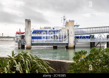 Fromentine, Vendée, France - 28 septembre 2020 : ferry en attente pour les passagers au terminal de ferry de Fromentine, le jour de l'automne Banque D'Images