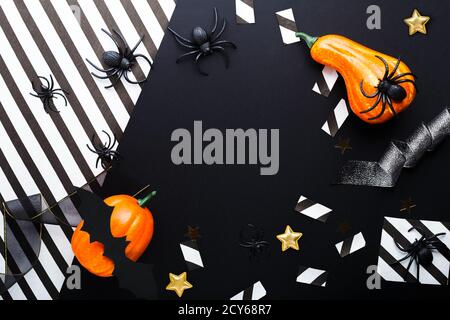 Halloween Party invitation maquette, célébration. Cadre. Halloween décorations concept avec chauves-souris, araignées, jack-o'-lanterne, étoiles, confetti, ruban Banque D'Images