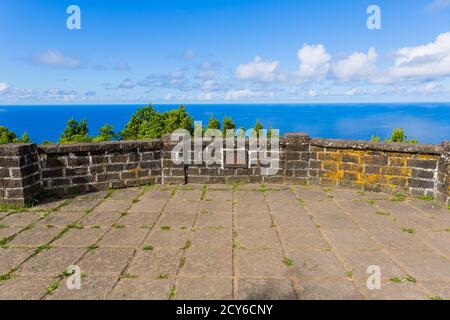 Vue depuis le Miradouro de Santa Iria sur l'île de São Miguel aux Açores. La vue montre une partie de la côte nord avec des falaises et vert f Banque D'Images