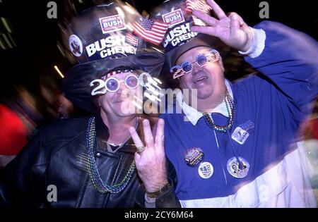 7 novembre 2000: Austin, Texas 07NOV00: Des foules se rassemblent dans le centre-ville d'Austin pour regarder les retours dans la course présidentielle américaine, la plus proche dans l'histoire. Photo de Bob Daemmrich/ Credit: Bob Daemmrich/ZUMA Wire/Alay Live News Banque D'Images