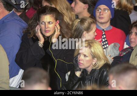 7 novembre 2000: Austin, Texas 07NOV00: Des foules se rassemblent dans le centre-ville d'Austin pour regarder les retours dans la course présidentielle américaine, la plus proche dans l'histoire. Crédit : Bob Daemmrich/ZUMA Wire/Alay Live News Banque D'Images