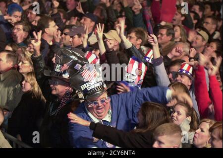 7 novembre 2000: Austin, Texas 07NOV00: Des foules se rassemblent dans le centre-ville d'Austin pour regarder les retours dans la course présidentielle américaine, la plus proche dans l'histoire. Photo de Bob Daemmrich/Corbis Sygma 2000 crédit : Bob Daemmrich/ZUMA Wire/Alamy Live News Banque D'Images