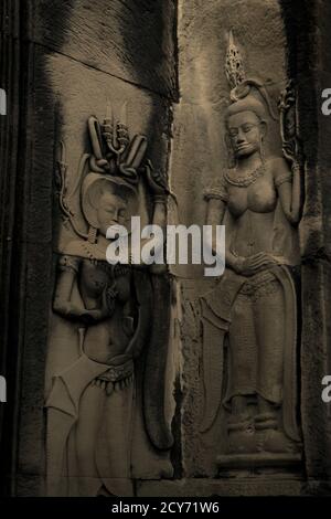 Détails des reliefs de danseurs d'Apsara (Hapsara) sur le mur d'Angkor Wat à Siem Reap, Cambodge. Banque D'Images