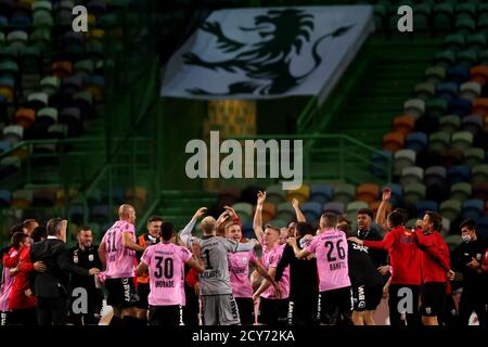 Lisbonne, Portugal. 1er octobre 2020. Les joueurs de l'équipe DE LASK LinzÃs célèbrent la victoire à la fin du match de football de l'UEFA Europa League entre Sporting CP et LASK Linz au stade Alvalade de Lisbonne, Portugal, le 1er octobre 2020. Crédit : Pedro Fiuza/ZUMA Wire/Alay Live News Banque D'Images