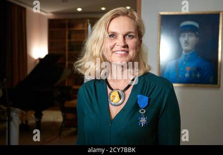 Varsovie, Mazovie, Pologne. 1er octobre 2020. L'ambassadeur de France en Pologne, FRÉDÉRIC BILLET, a remis À BARBARA NOWACKA, MEMBRE du Parlement polonais et MILITANTE sociale, l'insigne de l'ordre national du mérite. Crédit : Hubert Mathis/ZUMA Wire/Alay Live News Banque D'Images