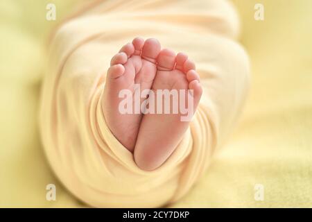 Pieds de bébé, doigts gros plan. Nouveau-né jambes de bébé, concept de massage de l'enfance Banque D'Images