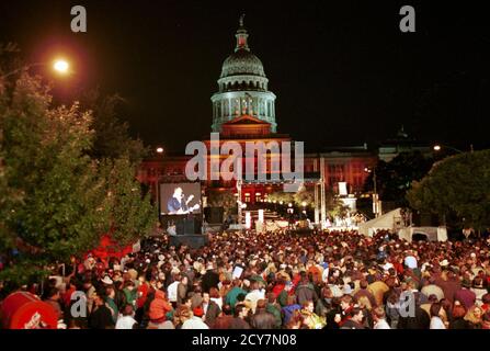 Austin, Texas 08NOV00 : une foule de partisans de George W. Bush en majorité devant le capitole du Texas dans le centre-ville d'Austin attendent le retour des élections en début de matinée alors que Bush et son adversaire Al Gore étaient dans une chaleur morte dans la course présidentielle américaine. Photo par Allision Wade/Bob Daemmrich photos, Inc Banque D'Images