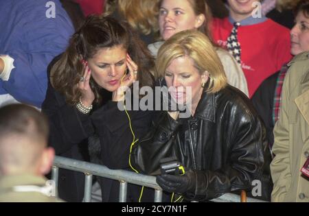 Austin, Texas 07NOV00 : des foules se rassemblent dans le centre-ville d'Austin pour observer les retours dans la course présidentielle américaine, la plus proche de l'histoire. Photo de Bob Daemmrich/Corbis Sygma 2000 Banque D'Images