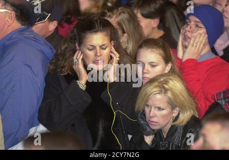 Austin, Texas 07NOV00 : des foules se rassemblent dans le centre-ville d'Austin pour observer les retours dans la course présidentielle américaine, la plus proche de l'histoire. Photo de Bob Daemmrich/Corbis Sygma 2000 Banque D'Images