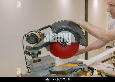 Détails de construction du menuisier travaillant à l'aide d'une scie circulaire pour la coupe de planches en bois. Banque D'Images