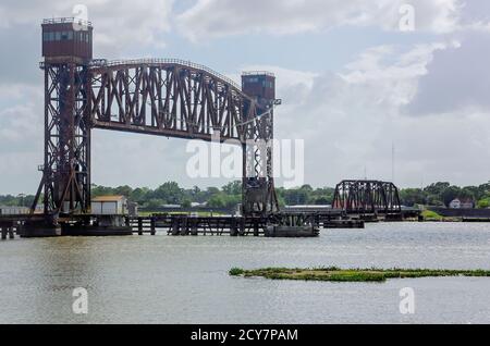 Le pont de remontée du chemin de fer du Pacifique Sud est photographié, le 25 août 2020, à Morgan City, en Louisiane. Banque D'Images