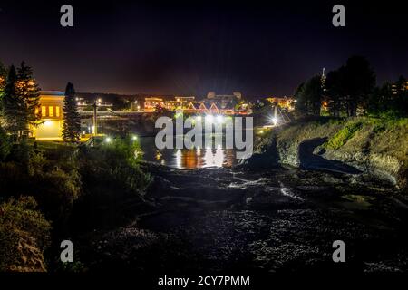 Vue sur le centre-ville de Spokane Washington, la rivière et le pont Monroe Street au Riverfront Park le long des chutes de Spokane la nuit. Banque D'Images