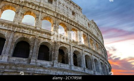 L'ancien Colisée romain comme le soleil se couche près du forum à Rome, en Italie. Banque D'Images
