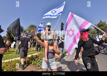 29 septembre 2020 - protestation contre la corruption contre le Premier ministre Netanyahu devant la Knesset, maison israélienne des élus. Des centaines de véhicules ont grimpé jusqu'à Jérusalem, le dernier jour où les manifestations sont légales en Israël. Au cours de la manifestation, une mise à jour de la loi Covid-19 sur la certification a été effectuée, qui appelle à ce que les manifestations ne soient autorisées qu'à 1 km de la résidence des citoyens. Cet acte, qui a été expliqué comme un acte d'urgence covid 19 - limite principalement les droits de la société non orthodoxe en Israël lors d'une vague de protestations massives devant les résidences du Premier ministre Netanyahu Banque D'Images
