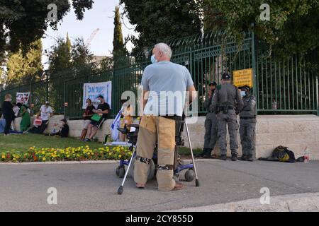 29 septembre 2020 - protestation contre la corruption contre le Premier ministre Netanyahu devant la Knesset, maison israélienne des élus. Des centaines de véhicules ont grimpé jusqu'à Jérusalem, le dernier jour où les manifestations sont légales en Israël. Au cours de la manifestation, une mise à jour de la loi Covid-19 sur la certification a été effectuée, qui appelle à ce que les manifestations ne soient autorisées qu'à 1 km de la résidence des citoyens. Cet acte, qui a été expliqué comme un acte d'urgence covid 19 - limite principalement les droits de la société non orthodoxe en Israël lors d'une vague de protestations massives devant les résidences du Premier ministre Netanyahu Banque D'Images