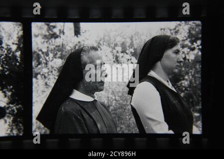 Belle photographie en noir et blanc vintage des années 1970 de deux religieuses catholiques du dimanche à la messe. Banque D'Images