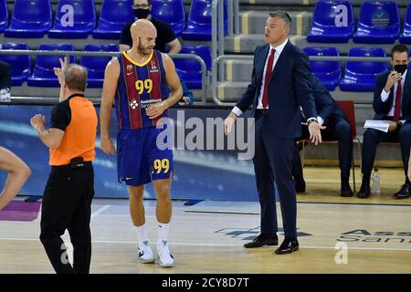 Sarunas Jasikevicius et Nicholas William Calathes du FC Barcelone lors du match Euroligue des compagnies aériennes turques entre le FC Barcelone et le taxi de Moscou du CSKA au Palau Blaugrana le 01 octobre 2020 à Barcelone, Espagne. Banque D'Images