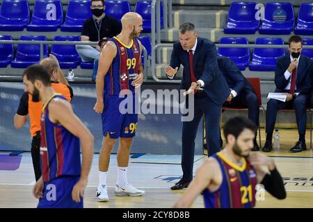 Sarunas Jasikevicius et Nicholas William Calathes du FC Barcelone lors du match Euroligue des compagnies aériennes turques entre le FC Barcelone et le taxi de Moscou du CSKA au Palau Blaugrana le 01 octobre 2020 à Barcelone, Espagne. Banque D'Images