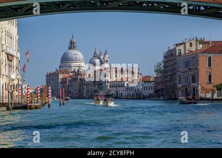 Vue sur le grand canal et la basilique de Santa Maria della Salute. Banque D'Images