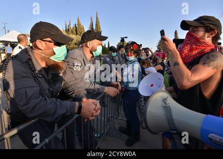 29 septembre 2020 - protestation contre la corruption contre le Premier ministre Netanyahu devant la Knesset, maison israélienne des élus. Des centaines de véhicules ont grimpé jusqu'à Jérusalem, le dernier jour où les manifestations sont légales en Israël. Au cours de la manifestation, une mise à jour de la loi Covid-19 sur la certification a été effectuée, qui appelle à ce que les manifestations ne soient autorisées qu'à 1 km de la résidence des citoyens. Cet acte, qui a été expliqué comme un acte d'urgence covid 19 - limite principalement les droits de la société non orthodoxe en Israël lors d'une vague de protestations massives devant les résidences du Premier ministre Netanyahu Banque D'Images