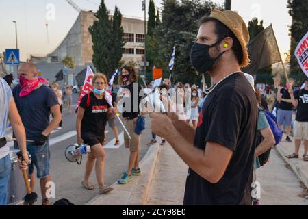 29 septembre 2020 - protestation contre la corruption contre le Premier ministre Netanyahu devant la Knesset, maison israélienne des élus. Des centaines de véhicules ont grimpé jusqu'à Jérusalem, le dernier jour où les manifestations sont légales en Israël. Au cours de la manifestation, une mise à jour de la loi Covid-19 sur la certification a été effectuée, qui appelle à ce que les manifestations ne soient autorisées qu'à 1 km de la résidence des citoyens. Cet acte, qui a été expliqué comme un acte d'urgence covid 19 - limite principalement les droits de la société non orthodoxe en Israël lors d'une vague de protestations massives devant les résidences du Premier ministre Netanyahu Banque D'Images